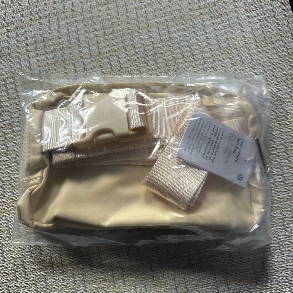 Lululemon Buttercream Belt Bag - Picture 7 of 7